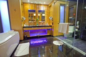 Koupelna v ubytování Ramada Resort by Wyndham Khao Lak