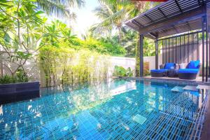Bazén v ubytování Ramada Resort by Wyndham Khao Lak nebo v jeho okolí
