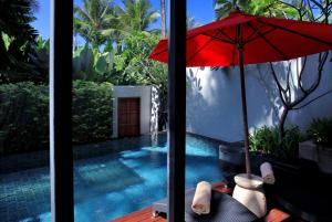 Bazén v ubytování Ramada Resort by Wyndham Khao Lak nebo v jeho okolí