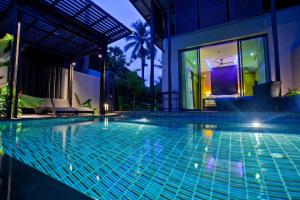 Bazén v ubytování Ramada Resort by Wyndham Khao Lak nebo v jeho okolí