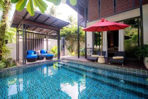 Bazén v ubytování Ramada Resort by Wyndham Khao Lak nebo v jeho okolí