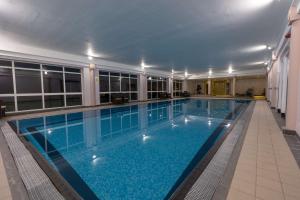 DoubleTree by Hilton Cheltenham-Cotswolds内部或周边的泳池