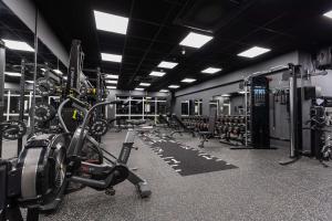 DoubleTree by Hilton Cheltenham-Cotswolds的健身中心和/或健身设施