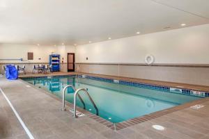 a large swimming pool in a building at Comfort Inn & Suites Avera Southwest in Sioux Falls