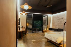Postel nebo postele na pokoji v ubytování Hotel Sonar Bangla Joypur Forest