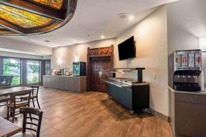Kuchyň nebo kuchyňský kout v ubytování Riverview Inn & Suites, Ascend Hotel Collection