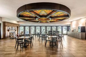 Restaurace v ubytování Riverview Inn & Suites, Ascend Hotel Collection