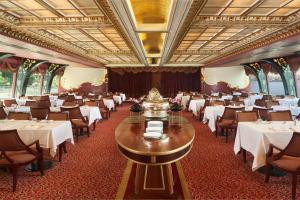 Ein Restaurant oder anderes Speiselokal in der Unterkunft Hilton Cairo Grand Nile 