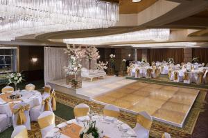 una sala banchetti con tavoli e sedie bianchi di Hilton Cairo Grand Nile a Il Cairo Altre 37 foto