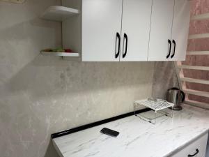 Future Inn Hotel Nizami street的厨房或小厨房