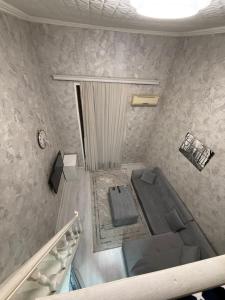 巴库Future Inn Hotel Nizami street的享有高空美景,设有一张床和一张桌子。