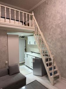 巴库Future Inn Hotel Nizami street的一间带高架床的客厅和一间厨房