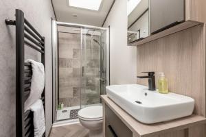 un bagno con un lavandino bianco e una doccia di Lodge No 74 - Stewart's Resort Cameron a St Andrews Altre 17 foto