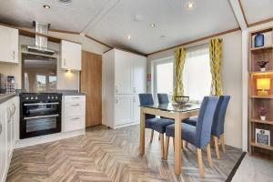 Kuchyň nebo kuchyňský kout v ubytování Lodge No 55 - Stewart's Resort Cameron