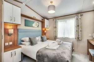 Postel nebo postele na pokoji v ubytování Lodge No 55 - Stewart's Resort Cameron