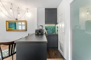 Una cocina o zona de cocina en Green Door Mostowa 20 fotos más