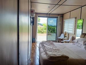 Postel nebo postele na pokoji v ubytování Chinta Chinta Cottage kabin 1