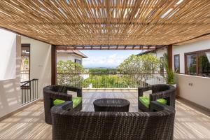 un patio avec une table et des chaises sur un balcon dans l'établissement Green GWK Villa, à Jimbaran 6 autres photos