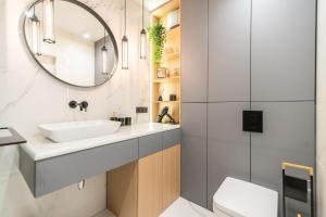 Łazienka w obiekcie Apartamenty Fenomen - Premium Porto Nadmorskie Tarasy w Kołobrzegu