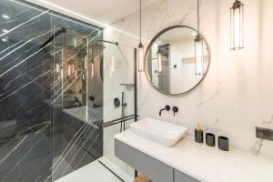 Łazienka w obiekcie Apartamenty Fenomen - Premium Porto Nadmorskie Tarasy w Kołobrzegu