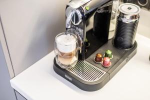 Zestaw do parzenia kawy i herbaty w obiekcie Apartamenty Fenomen - Premium Porto Nadmorskie Tarasy w Kołobrzegu