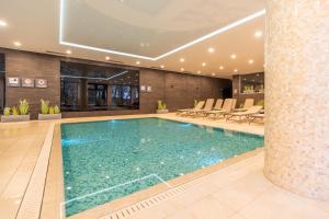 Basen w obiekcie Apartamenty Fenomen - Premium Porto Nadmorskie Tarasy w Kołobrzegu lub w pobliżu