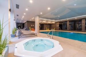 basen z wanną z hydromasażem w domu w obiekcie Apartamenty Fenomen - Premium Porto Nadmorskie Tarasy w Kołobrzegu w Kołobrzegu +37 zdjęć