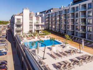 widok z powietrza na hotel z krzesłami i basen w obiekcie Apartamenty Fenomen - Premium Porto Nadmorskie Tarasy w Kołobrzegu w Kołobrzegu