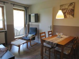 ヴァイセンシュタットにあるNEU! Reiterhof Finkenmühle Fewo Romano mit Balkonのダイニングテーブルと椅子のあるリビングルーム +21枚の写真