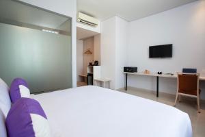 TV a/nebo společenská místnost v ubytování FOX Lite Hotel Cikarang