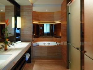 A bed or beds in a room at The Ritz-Carlton, Hong Kong