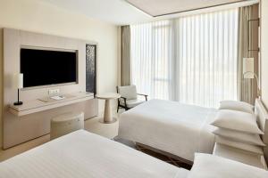 Ένα ή περισσότερα κρεβάτια σε δωμάτιο στο Rabat Marriott Hotel
