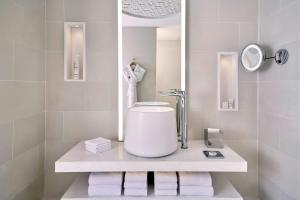 Ένα μπάνιο στο Rabat Marriott Hotel