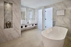 Ένα μπάνιο στο Rabat Marriott Hotel