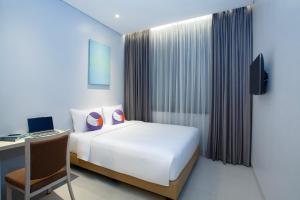 Postel nebo postele na pokoji v ubytování FOX Lite Hotel Cikarang