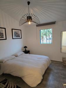 En eller flere senge i et værelse på Cozy apartment - Beach 100m away