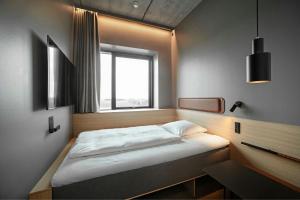 Rúm í herbergi á Four Points Flex by Sheraton Horsens