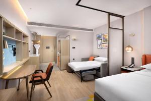Cama ou camas em um quarto em Home2 Suite by Hilton Shenyang Yuhong