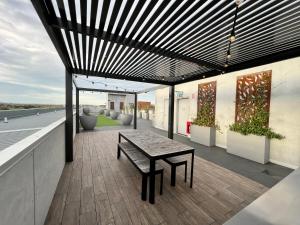 Embark Luxe 2BR 2Bath Apartment in Lynham 1 Secure Carpark Wifi Canberra的阳台或露台