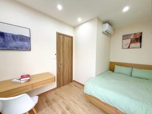 Postel nebo postele na pokoji v ubytování Amazing Housing Lạc Long Quân