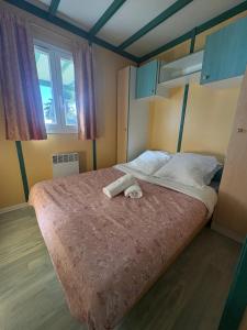 Postel nebo postele na pokoji v ubytování Chalet d'ARTAGNAN à la ferme