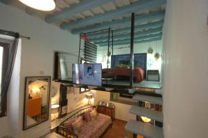 Habitación con espejo grande en la pared en Livingtarifa Warhol, en Tarifa