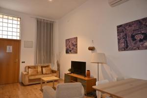 een woonkamer met een bank en een televisie bij Homenfun Barcelona Vallcarca in Barcelona
