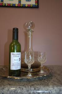 una botella de vino y dos copas de vino en una bandeja en Milawa Muscat Retreat B&B, en Milawa