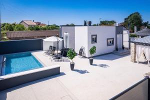 a backyard with a swimming pool and a house at Villa Marsel in Mednjan