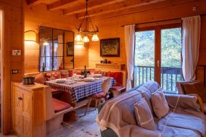 una sala da pranzo con tavolo in una cabina di La casa di Francesco - vicino alle piste da sci a Pezzo
