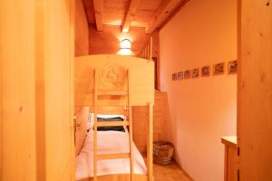 Letto a castello in una piccola camera con scala. di La casa di Francesco - vicino alle piste da sci a Pezzo