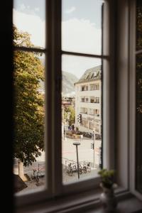 Blick aus einem Fenster auf eine Stadtstraße in der Unterkunft Corso am Graben in Bruneck