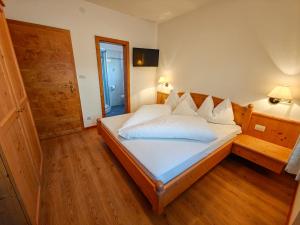 Postel nebo postele na pokoji v ubytování Hotel Garni Alpes