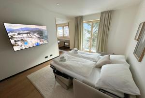 Televízia a/alebo spoločenská miestnosť v ubytovaní Chalet H Montafon